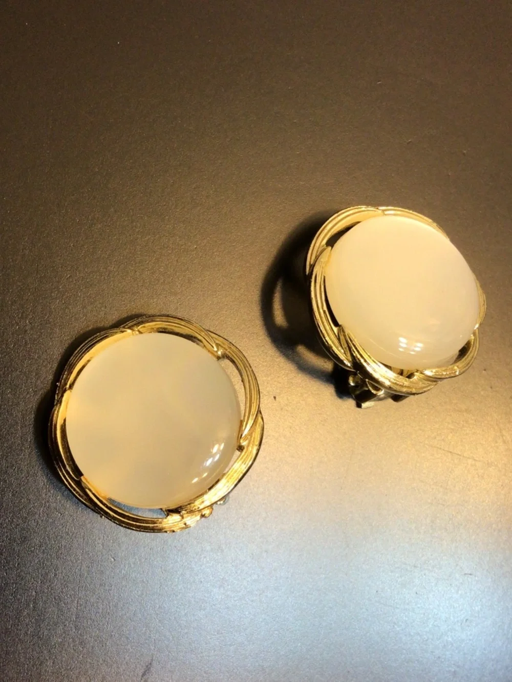 Vintage 60s Lisner Round Gold-Tone Thermoset Pearlized Cabochon Clipon Earrings